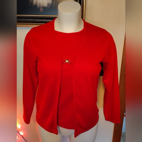 Stephanie Rogers | Red Cardigan top with Gold Accent Clasp – Size L – NWT ❤️ - Picture 4 of 7